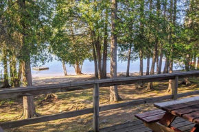 Outstanding Beachfront Cedars Cottage on Wolfe Lake